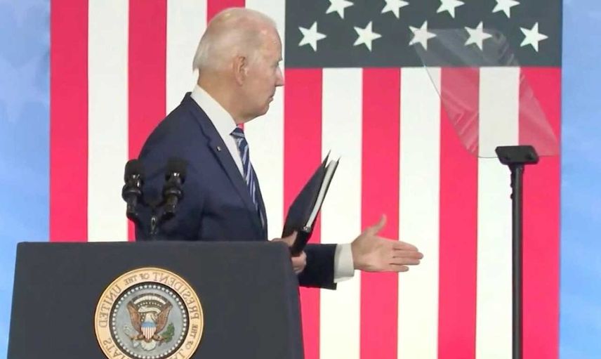 ABD Başkanı Joe Biden etrafında kimse yokken boşlukla tokalaştı: Ülkede gündem oldu