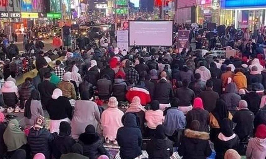 ABD'de Müslümanlar New York Times Meydanı'nda ilk kez Teravih Namazı kıldı