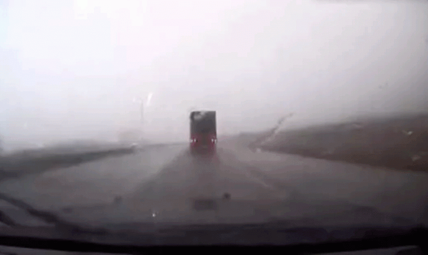 ABD'de Otoyolda Seyreden Tır Şiddetli Rüzgarın Etkisiyle Yan Yattı! O Anlar Kamerada