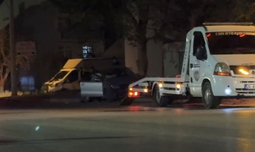 Kadın sürücünün otomobili ağaçla çarpınca hafif yaralandı