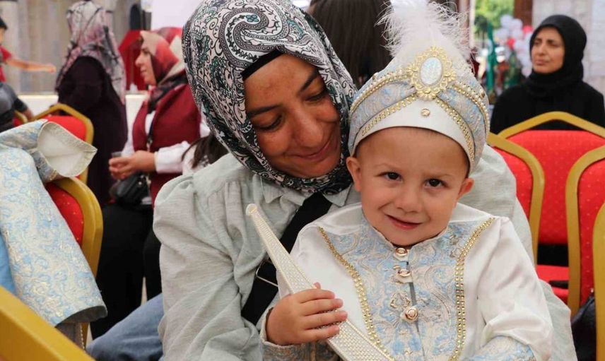Sivas’ta 5 asırlık vakıf geleneğiyle sünnet şöleni düzenlendi