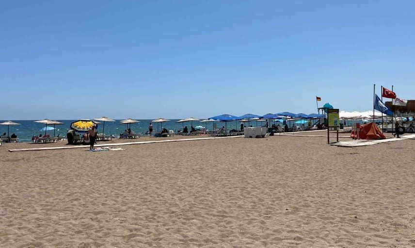 Mersin'de plajda gençlere kum fırlatan işletme çalışanına gözaltı