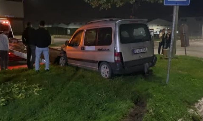 Bursa'da yağış sonrası kontrolden çıkan araç ağaca çarptı