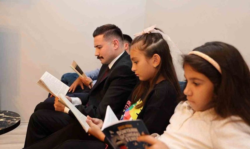 Gökçeada'da kitap okuma farkındalığı artıyor: Kaymakam ailelerle birlikte kitap okuyor