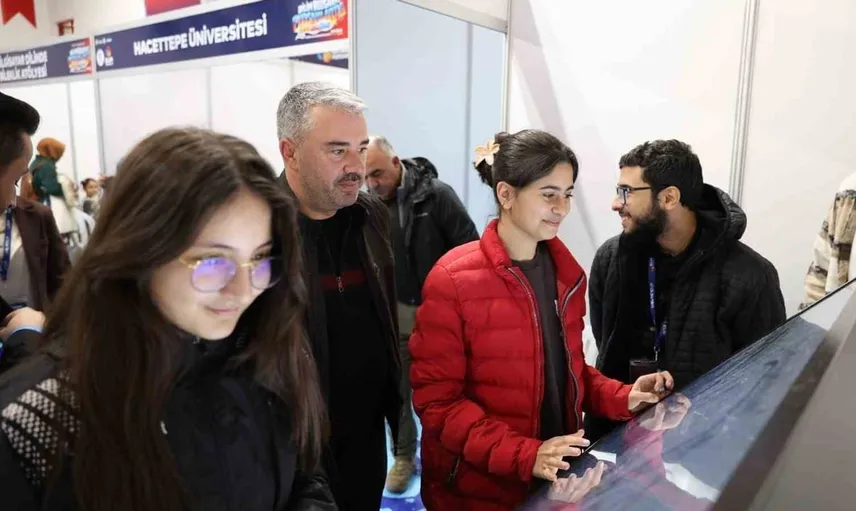 Pursaklar bilim şenliği, gençleri keşif dolu bir yolculuğa çıkardı