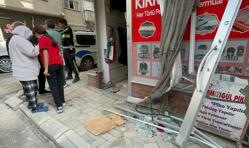 Elazığ'da kaza: Ticari taksi terzi dükkanına girdi, bir kişi yaralandı