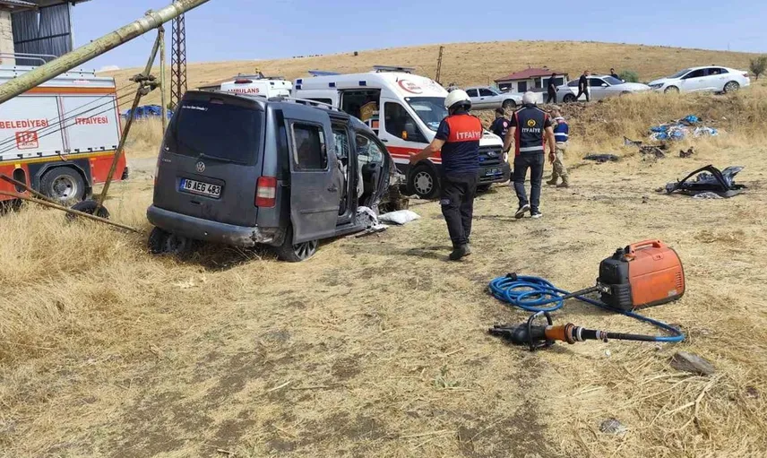 Elazığ'da hafif ticari aracın tarlaya uçması sonucu 5 kişi yaralandı
