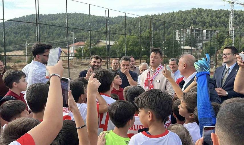 Mesut Özil gençler için yeni futbol akademisi müjdesini açıkladı