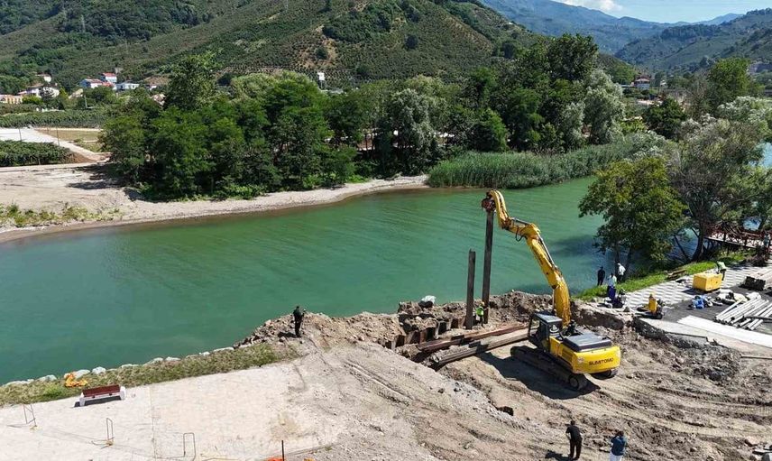 Kordon Park’ın iki etabını birbirine bağlayacak yaya köprüsünde çalışmalar sürüyor