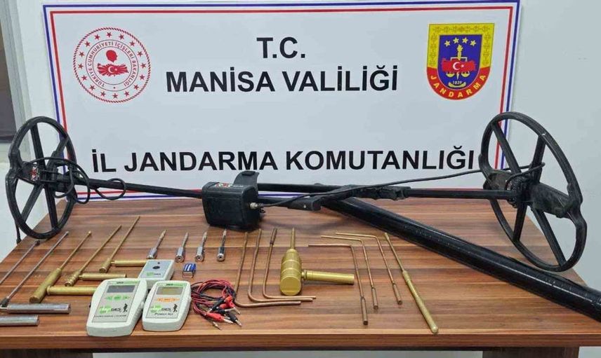 Manisa'da kaçak define avına baskın: 5 kişi suçüstü yakalandı