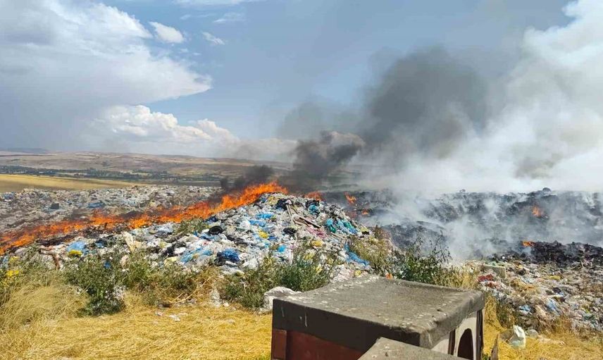 Şarkışla'da eski çöplükte çıkan yangın, itfaiye ekiplerini harekete geçirdi