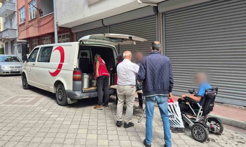 Türk Kızılay, ihtiyaç sahibi ailelere sıcak yemek hizmeti sunuyor