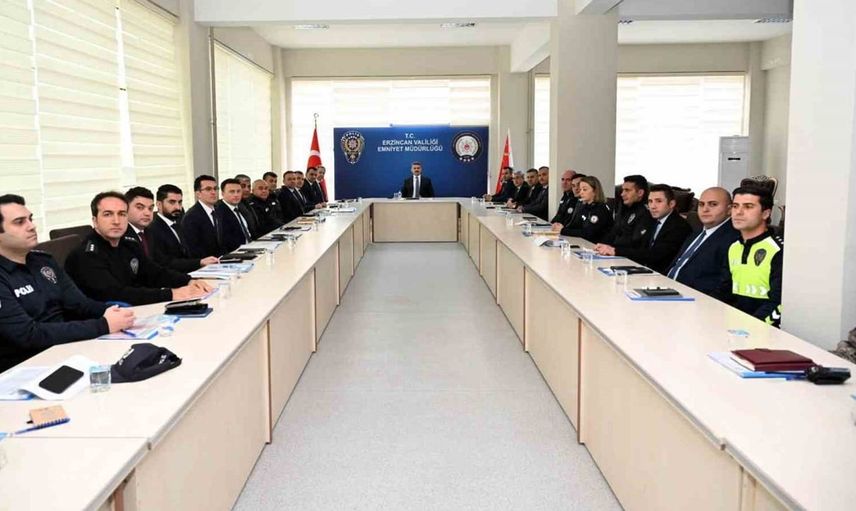 Erzincan emniyet müdürü, birim amirleriyle güvenlik toplantısı düzenledi