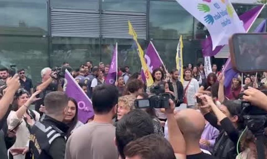 İstanbul Adalet Sarayı önünde LGBT bireylerin protestosu: Gözaltılar yaşandı