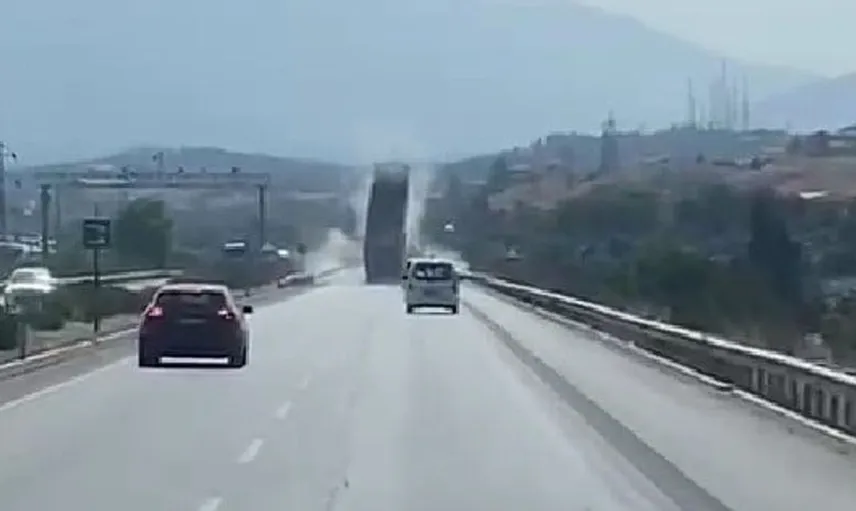 Denizli'de açık dorse, EDS levhasını devirdi