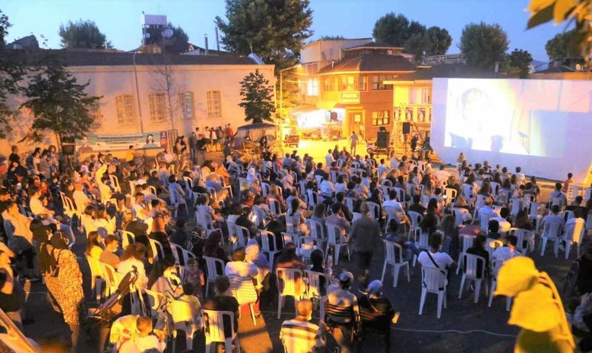 Açık hava etkinlikleri için kullanılabilecek en iyi 10 projektör modeli