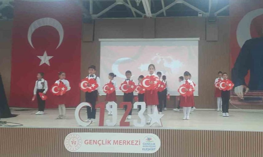 Eleşkirt’te 29 Ekim coşkusu: Öğrencilerin renkli gösterileri göz doldurdu