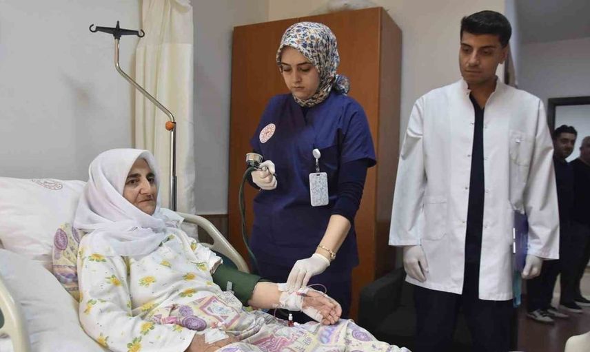 70 yaşındaki hastaya başarılı kapalı bağırsak ameliyatı yapıldı