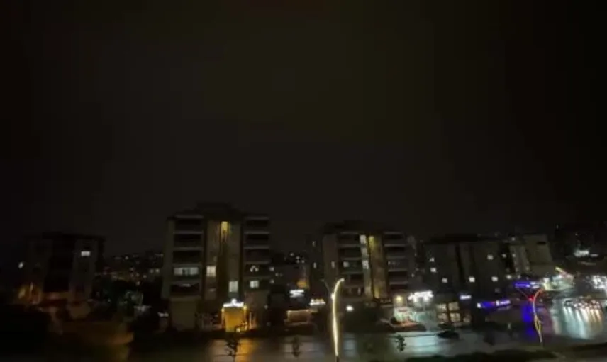 Gaziantep'te gökyüzü aydınlandı: Şimşek fırtınası günlük yaşantıyı etkiledi
