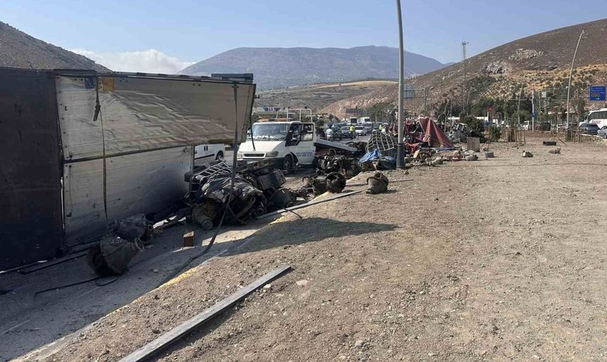 Fren arızası tırı devirdi, ortalık savaş alanına döndü