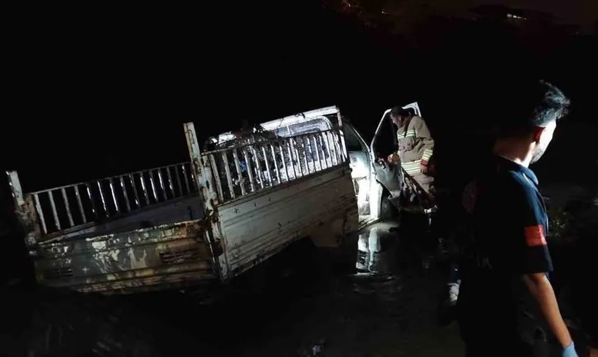 Defne'de Asi Nehri'ne düşen kamyonetteki 2 kişiye itfaiye müdahalesi