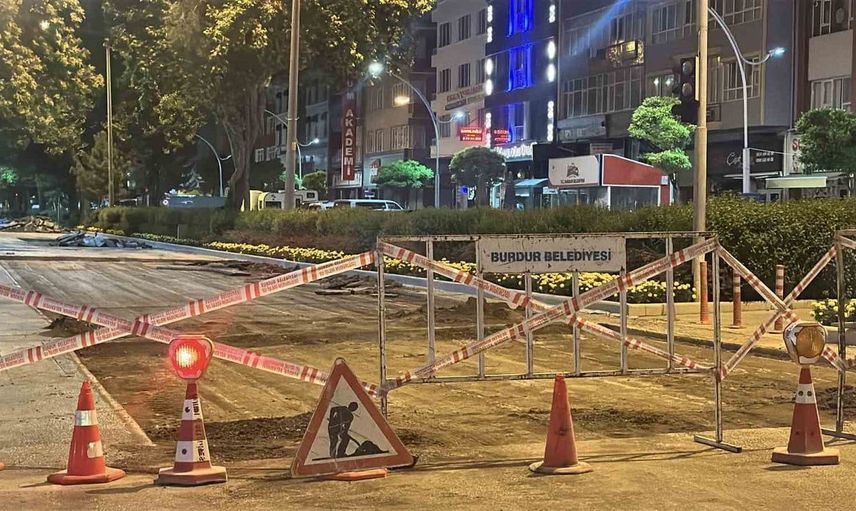 Burdur'da gece yarısı yol çalışması durduruldu: Vatandaşın şikayeti üzerine polis devreye girdi