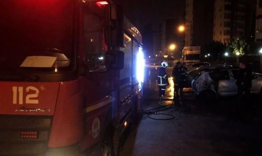 Adana'da 2 Otomobil Kundaklandı