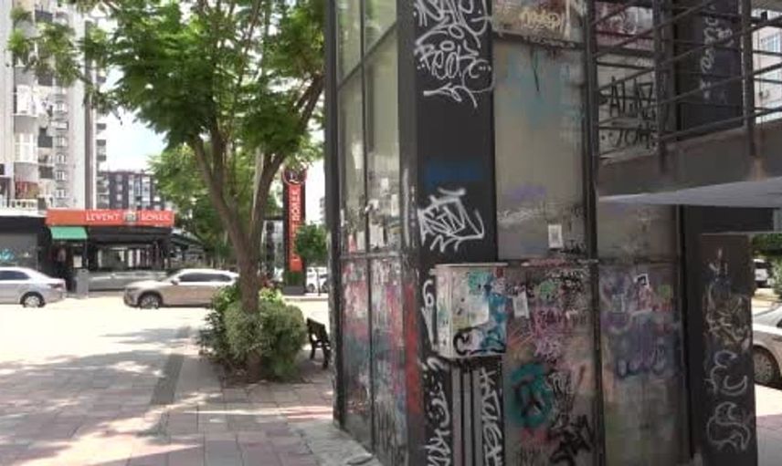 Adana'da asansörlü üst geçitlerin çalışmaması sorunları artırıyor