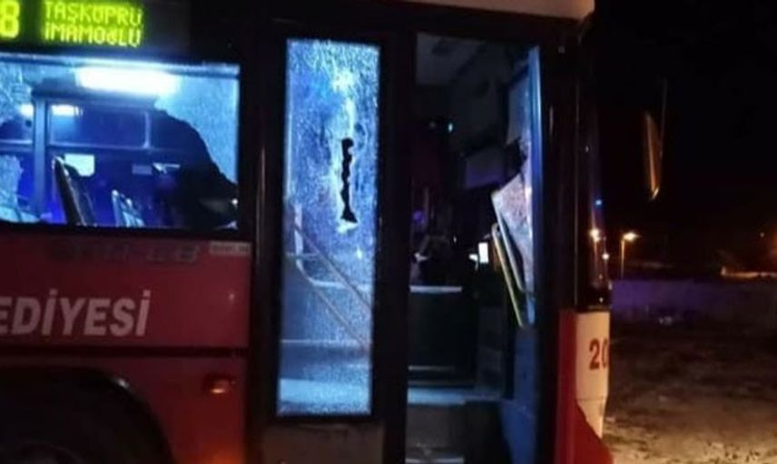 Adana’da Belediye Otobüsüne Taşla Saldırıldı: 3 Yaralı