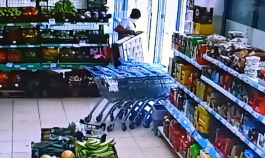Adana'da Bir Şahıs Çaldığı Televizyon Fark Edilince Sokağa Bıraktı