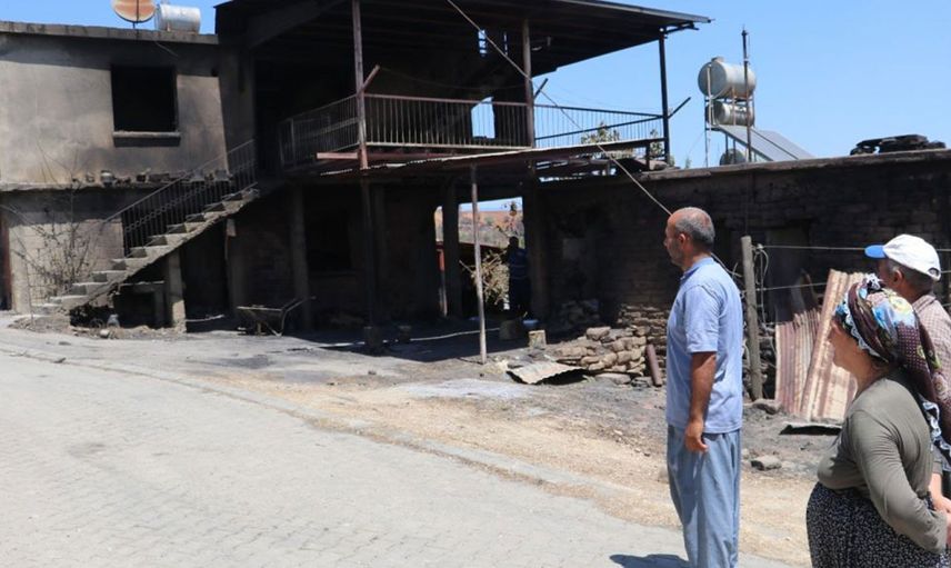 Adana'da Çıkan Yangından Geriye Küle Dönmüş Evleri Kaldı