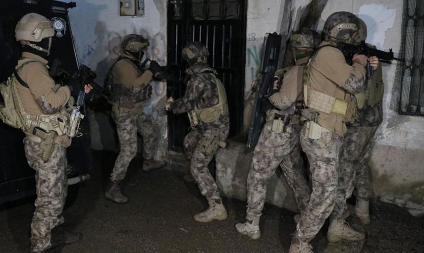 Adana'da DEAŞ'a şafak operasyonu! Kapılar kırıldı, 3 şüpheli kıskıvrak yakalandı