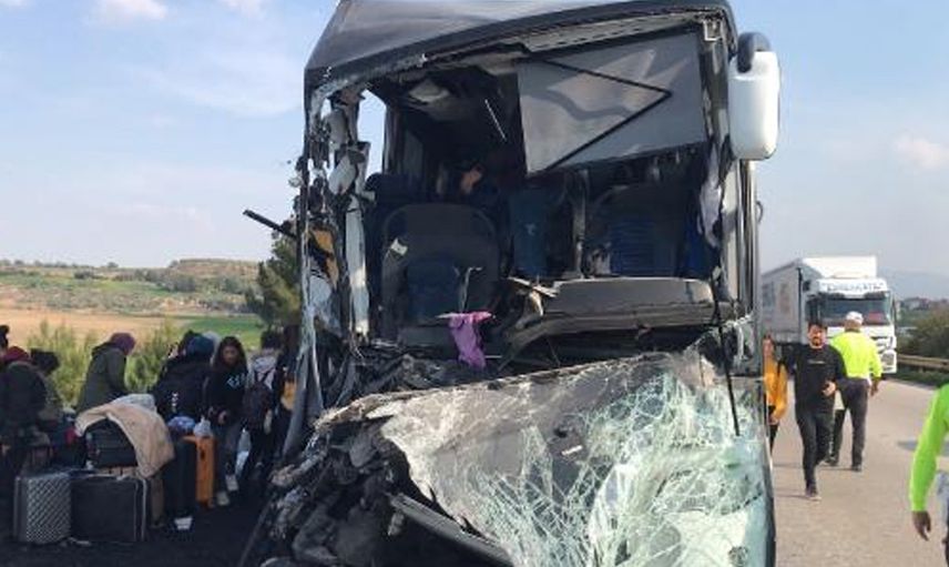 Adana’da depremzede öğrencileri taşıyan otobüs kaza yaptı: Ölü ve yaralılar var