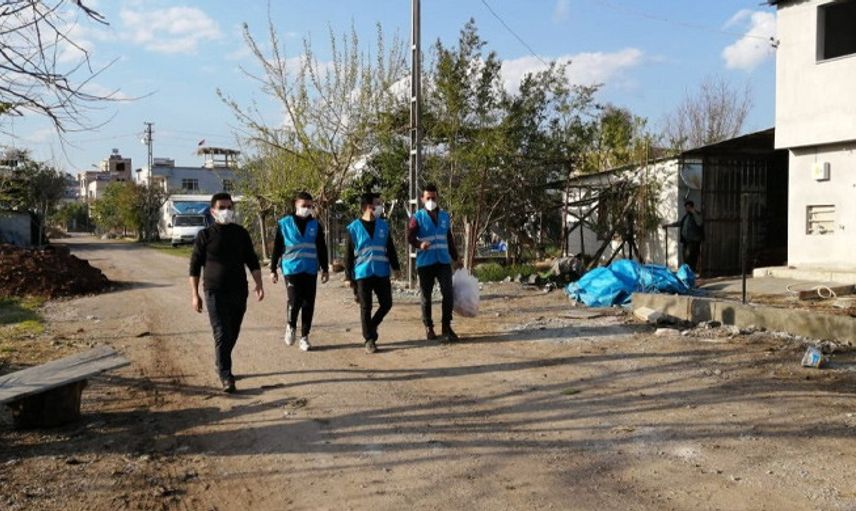 Adana'da Gençler Biriktirdikleri Harçlıklarıyla İhtiyaç Sahiplerine Pide Aldı