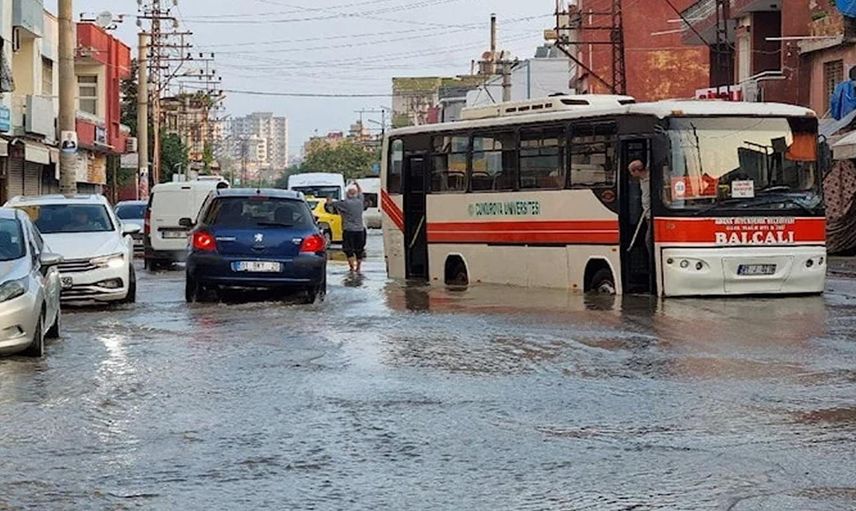Adana'da su borusu patladı, facianın eşiğinden dönüldü!