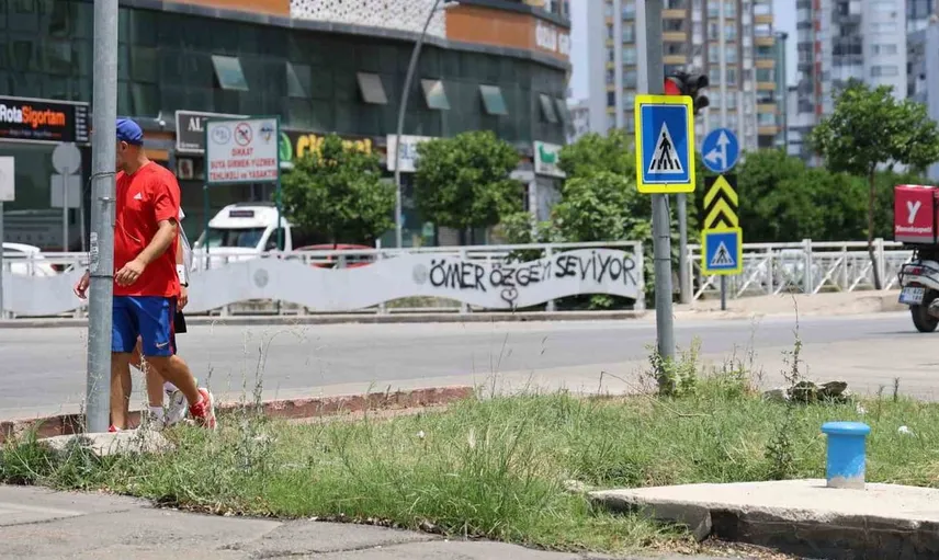 Adana'da kamu mallarına zarar veren yazılara tepki yağdı