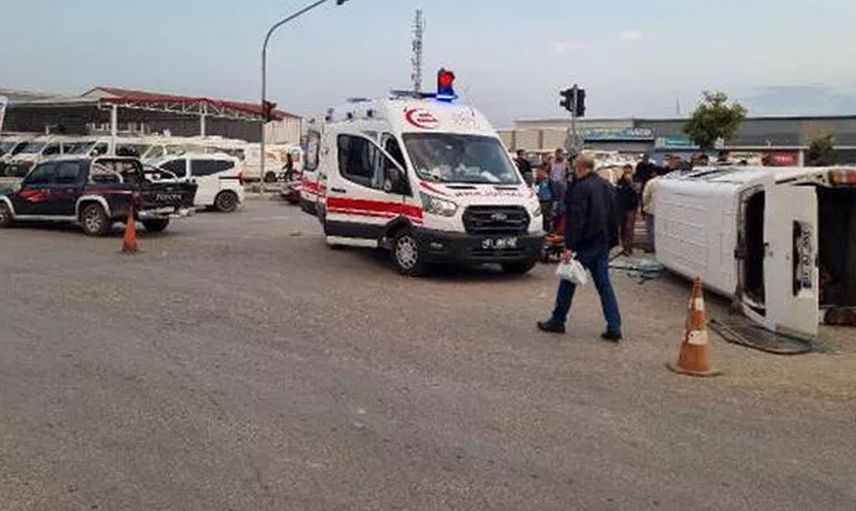 Adana'da Kamyonetle Minibüs Çarpıştı, Çok Sayıda Yaralı Var