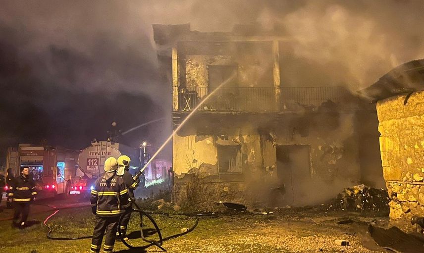 Adana’da korkunç yangın: 4 kişilik ailenin 3 ferdi hayatını kaybetti