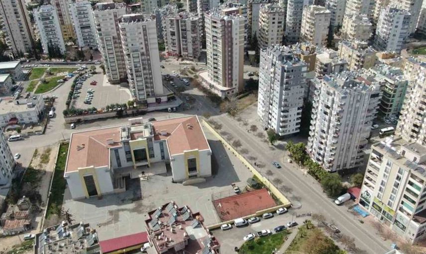 Adana’da okulun yanındaki ağır hasarlı bina korku saçıyor