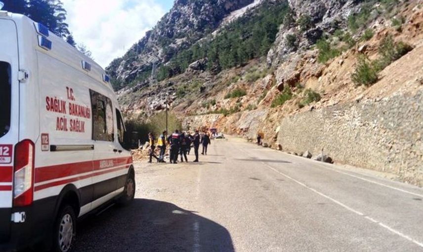Adana’da otomobilin üstüne kaya düştü: 4 öğretmen yaşamını yitirdi