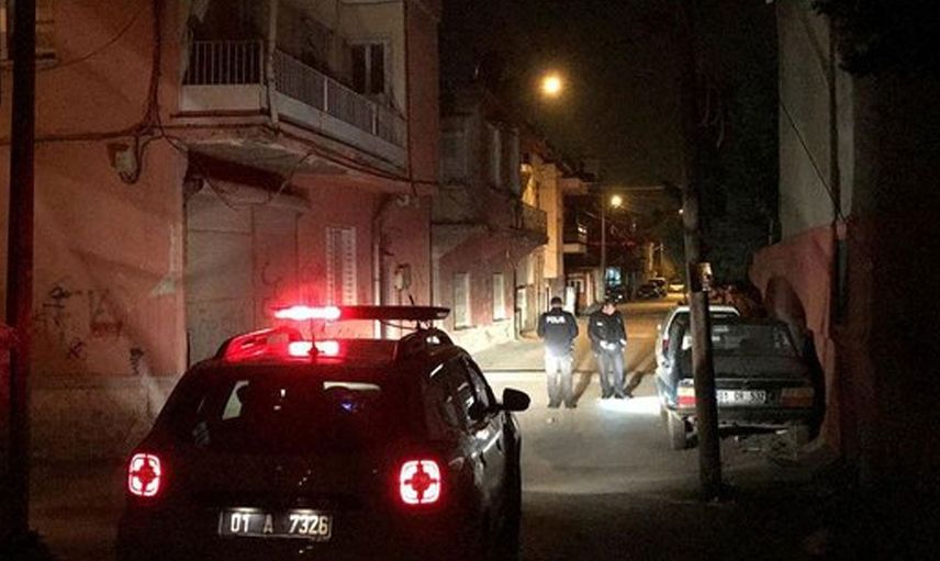 Adana'da pencereden dışarı bakan kadının gözüne mermi isabet etti!