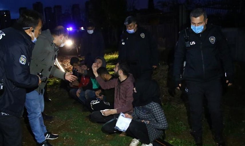 Adana’da Polisten Kaçmaya Çalışan Şüpheliler Patates Tarlasında Yakalandı