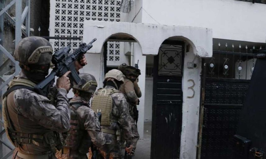 Adana'da şafak operasyonu! DEAŞ'a yönelik operasyonda çok sayıda kişi evlerinde yakalandı: O anlar kameralara yansıdı