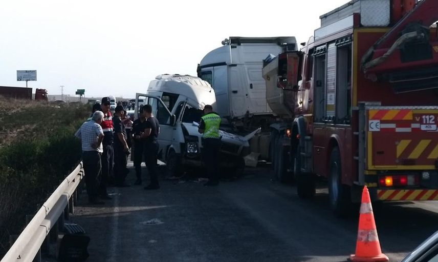 Adana’da tır ile servis minibüsü çarpıştı: 3 kişi öldü, 8 kişi yaralandı