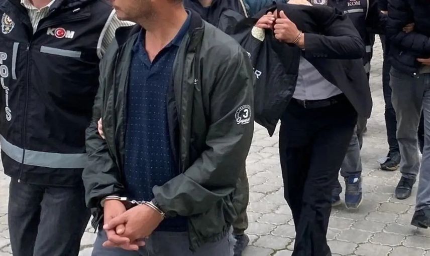 Adana'da uyuşturucu satarken yakalanan sanığa ağır yaptırım: 7 yıl 6 ay hapis ve 15 bin TL para cezası!