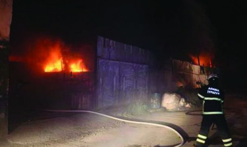 Adana'da Yangın, Fabrika Kullanılamaz Hale Geldi