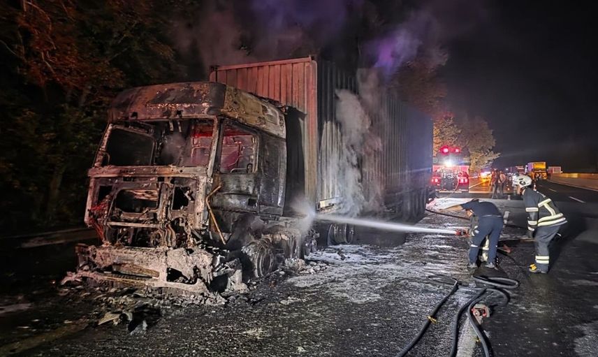 Adana'daki Tır Yangını Ormanlık Alanda Kontrol Altına Alındı