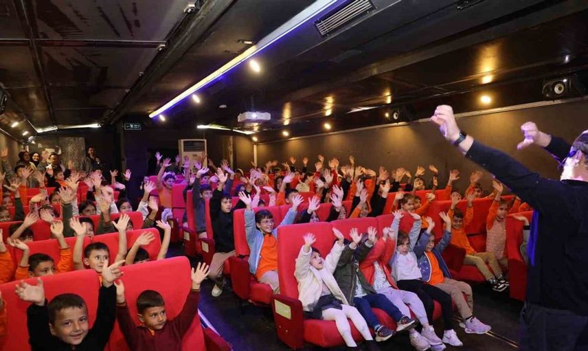 Gezen sinema tırı kaynaşlı'da çocuklara sinema keyfi sundu
