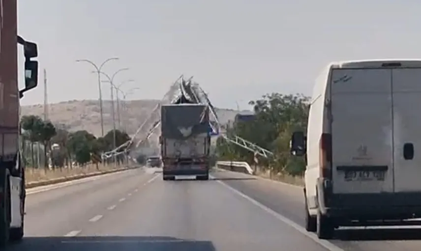 Damperi açık kalan kamyon yön levhasını yıktı, o anlar kamerada