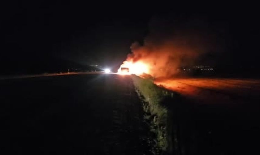Adilcevaz'da bulgur yüklü tırın dorsesinde yangın çıktı